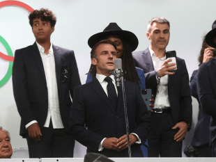 emmanuel macron alla cerimonia di apertura delle olimpiadi di parigi