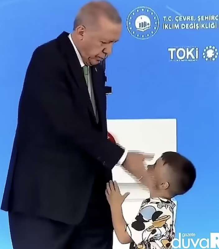 ERDOGAN SCHIAFFEGGIA UN BAMBINO 1