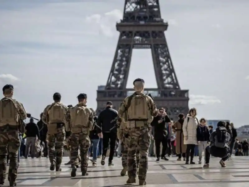 esercito alla torre eiffel   parigi 2024 