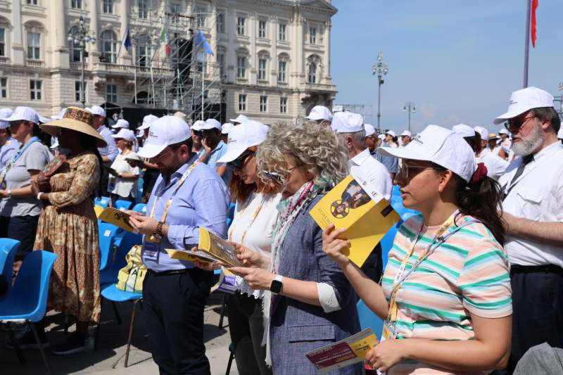 FEDELI ASCOLTANO PAPA FRANCESCO A TRIESTE