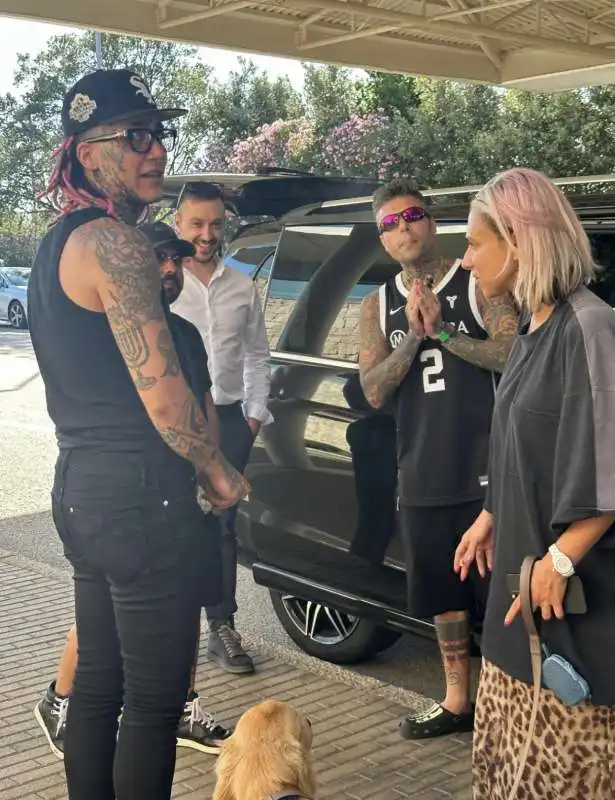 fedez arriva all aeroporto privato di olbia 