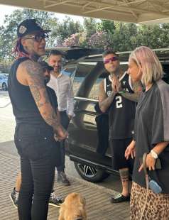 fedez arriva all aeroporto privato di olbia