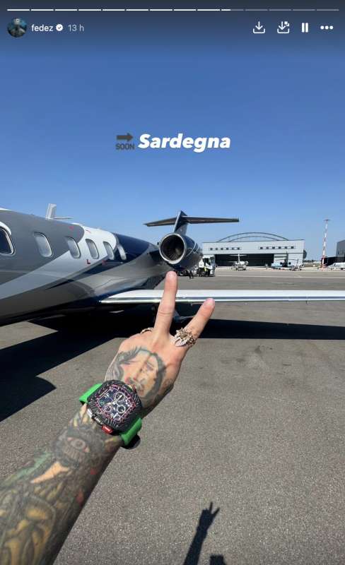 fedez in viaggio verso la sardegna