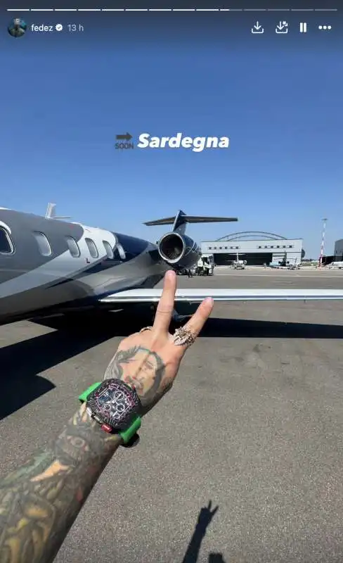 fedez in viaggio verso la sardegna