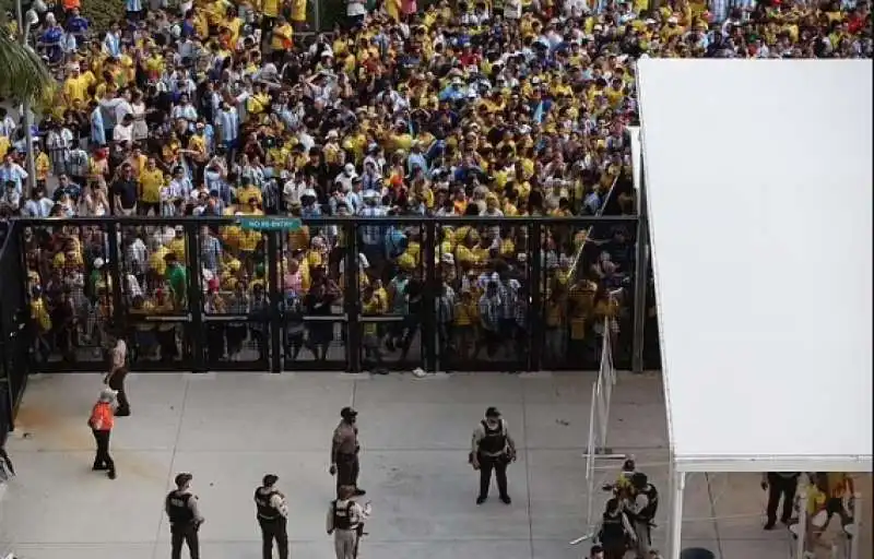 finale di coppa america   tifosi senza biglietto cercano di entrare allo stadio. 2