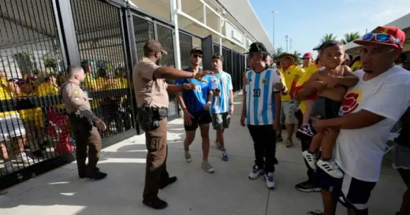 finale di coppa america   tifosi senza biglietto cercano di entrare allo stadio. 7