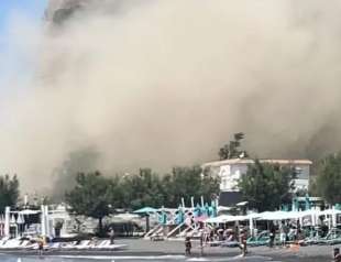 frana sulla spiaggia a monte di procida