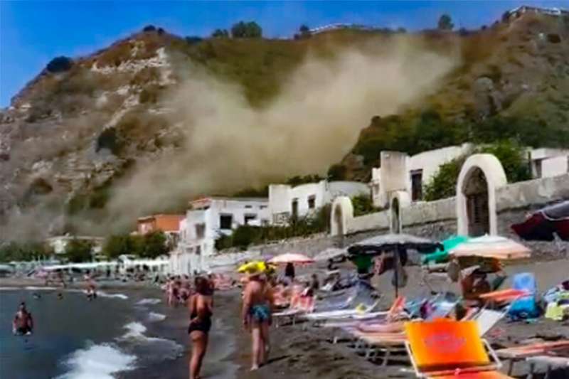 frana sulla spiaggia a monte di procida