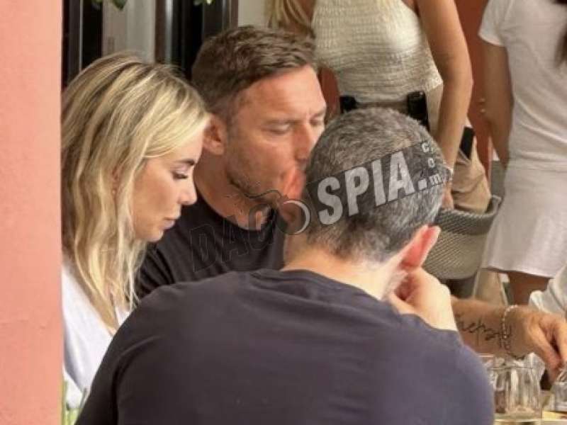 francesco totti e noemi bocchi al beach club di montecarlo 1