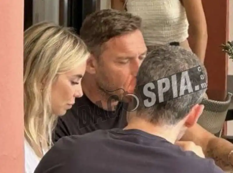 francesco totti e noemi bocchi al beach club di montecarlo   2