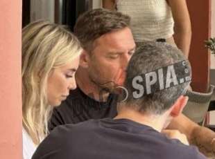 francesco totti e noemi bocchi al beach club di montecarlo 2