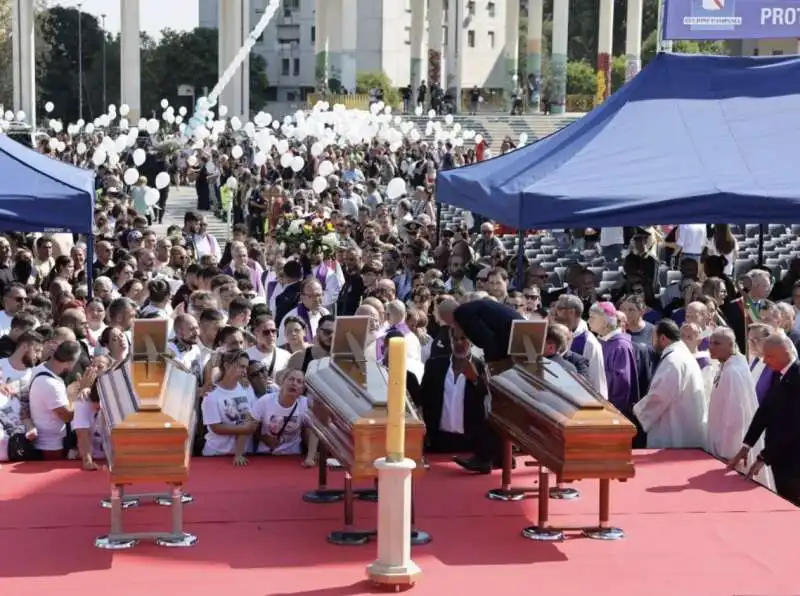 funerali delle vittime del crollo di scampia   1