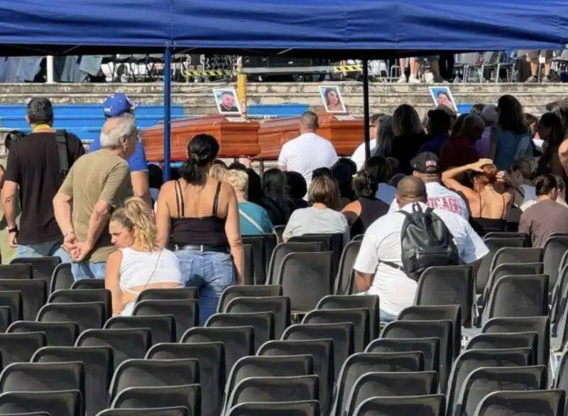 funerali vittime del crollo a scampia   1