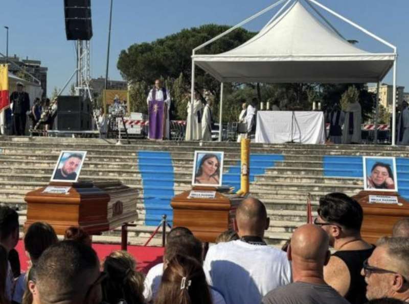 funerali vittime del crollo a scampia 8