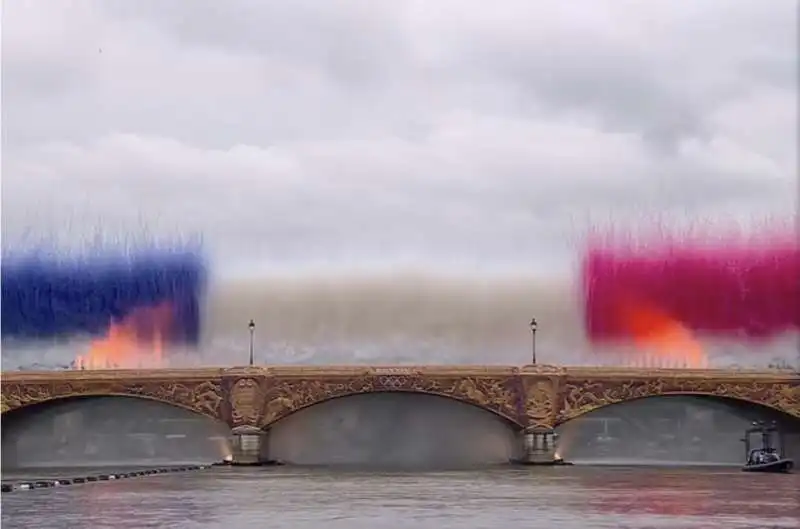 FUOCHI D'ARTIFICIO SUL PONTE D AUSTERLITZ - PARIGI 2024 