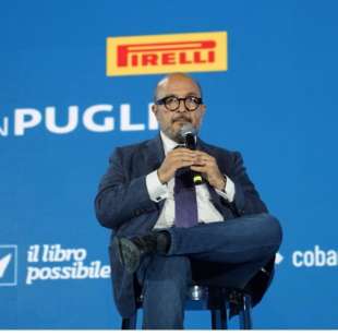 GENNARO SANGIULIANO FISCHIATO AL FESTIVAL DEL LIBRO POSSIBILE DI POLIGNANO