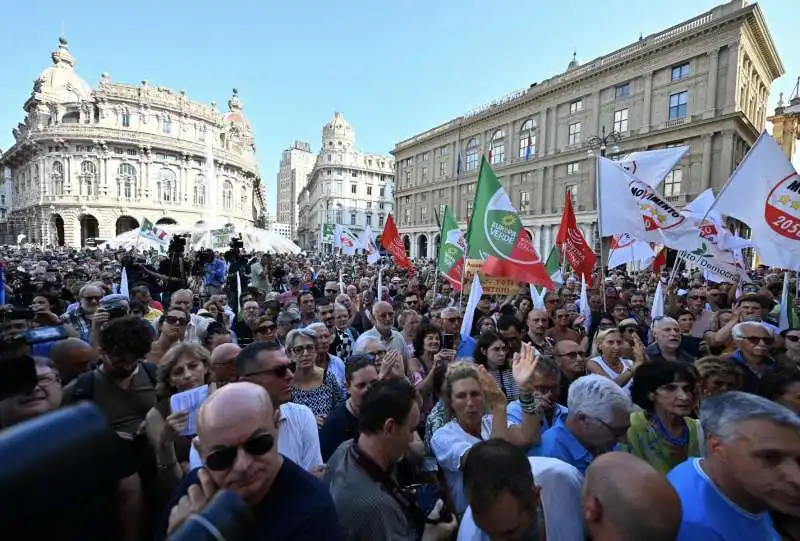 genova, manifestazione del centr osinistra per le dimissioni di giovanni toti