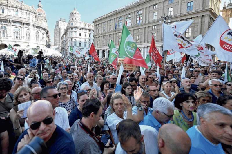 genova, manifestazione del centrosinistra per le dimissioni di toti