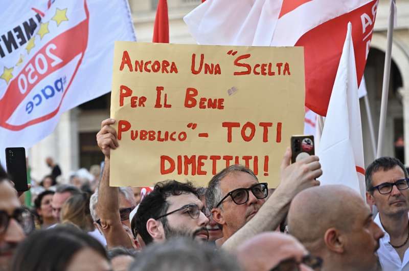 genova, manifestazione per le dimissioni di giovanni toti