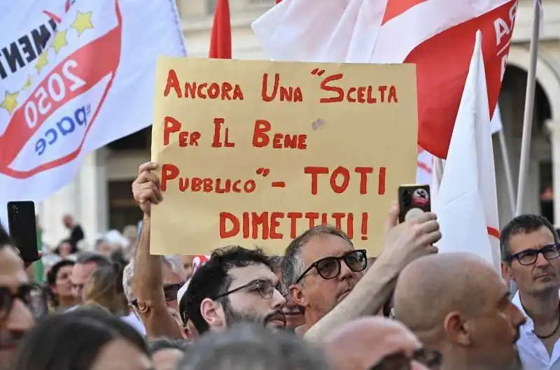 genova, manifestazione per le dimissioni di giovanni toti 