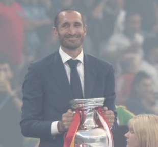 giorgio chiellini consegna la coppa degli europei prima di spagna-inghilterra