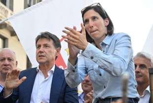 giuseppe conte elly schlein genova, manifestazione per le dimissioni di giovanni toti