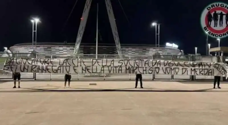 gli ultra juventini con lo striscione contro marchisio davanti all'allianz stadium di torino