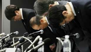 i manager di kobayashi chiedono scusa per le morti provocate dagli integratori alimentari anti colesterolo