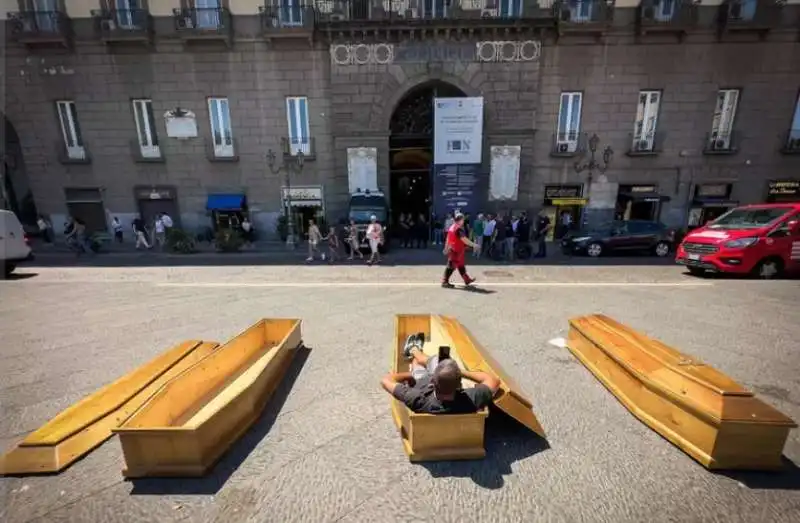 i seppellitori del cimitero di napoli in piazza con le bare