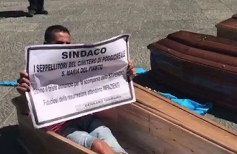 i seppellitori del cimitero di napoli in piazza con le bare 3