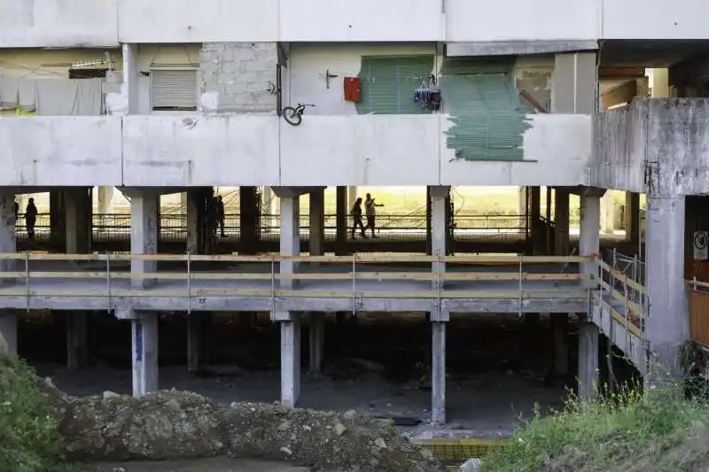 il giorno dopo il crollo di un ballatoio a scampia   napoli   8