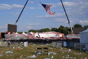 il palco del comizio di trump a butler, in pennsylvania, dopo l attentato