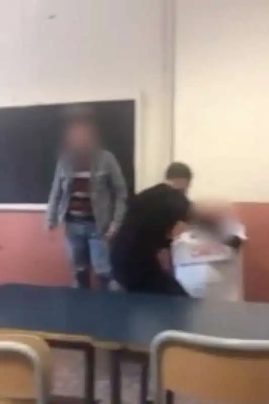 il prof fa entrare studente nel cestino dei rifiuti 4