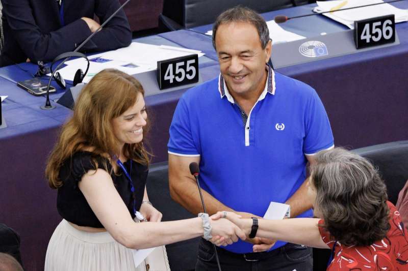 ilaria salis e mimmo lucano salutano annalisa corrado al parlamento europeo