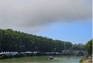 incendi a roma nube di fumo e cenere in centro