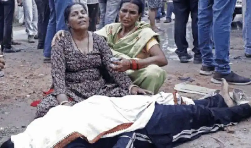 india   pellegrini morti schiacciati dalla calca durante festa religiosa  3