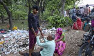 india pellegrini morti schiacciati dalla calca durante festa religiosa 4