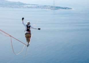 jaan roose attraversa lo stretto di messina su una fune 1