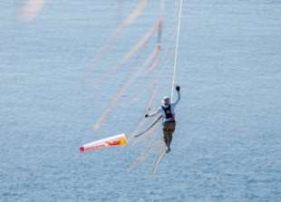 jaan roose attraversa lo stretto di messina su una fune 2