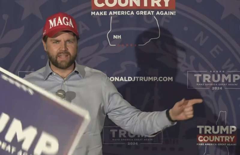 jd vance con il cappellino maga 1