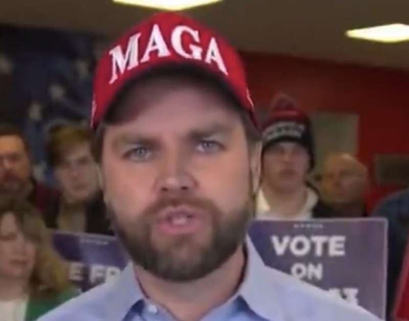 jd vance con il cappellino maga