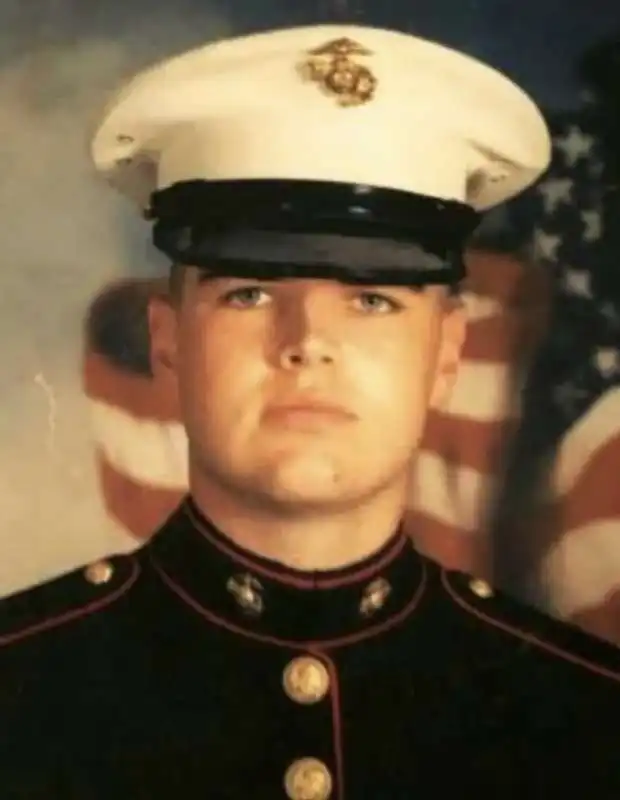 jd vance con la divisa dei marines 