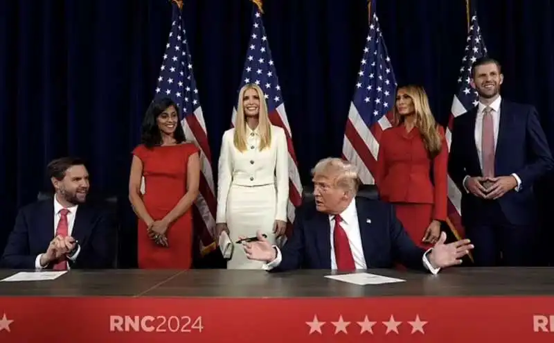 JD VANCE - USHA CHILUKURI - IVANKA TRUMP - DONALD TRUMP - MELANIA ED ERIC TRUMP 