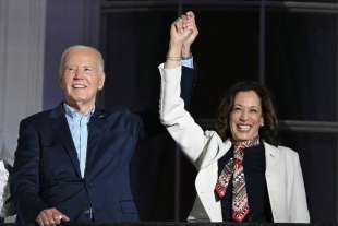 joe biden con kamala harris festa del 4 luglio