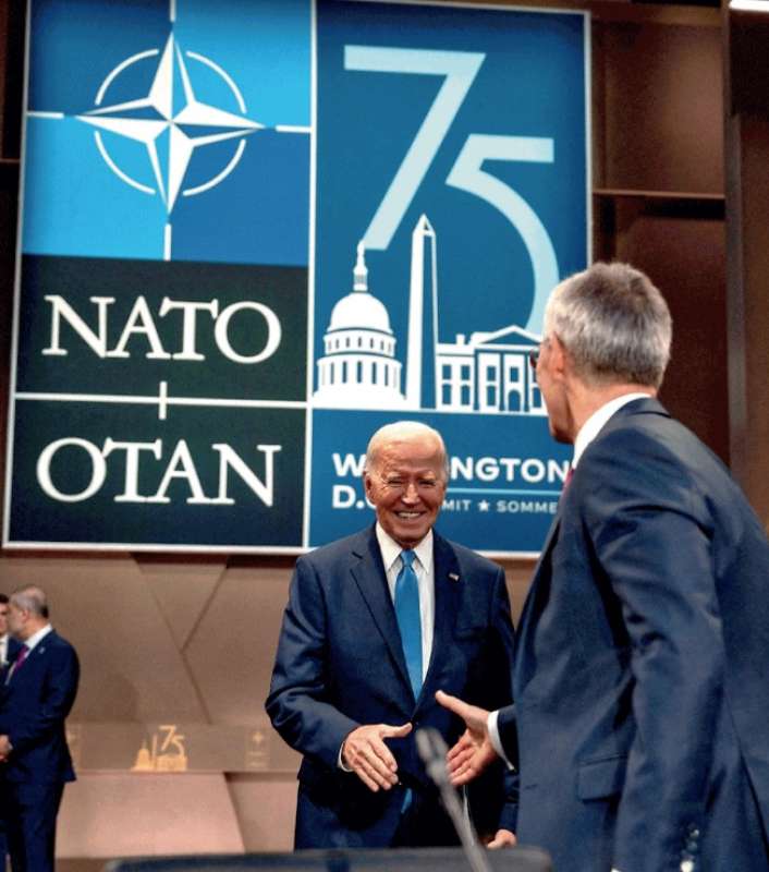 JOE BIDEN E JENS STOLTENBERG AL VERTICE NATO