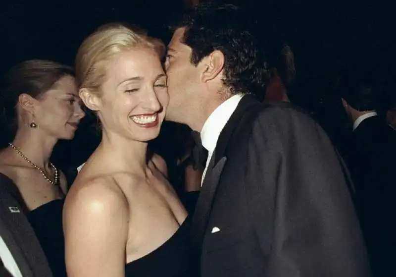 john f kennedy jr e carolyn bessette  12