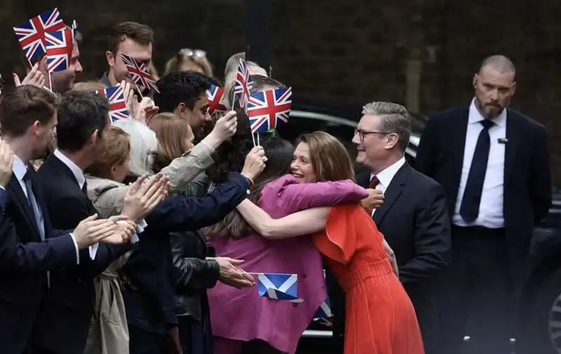 keir starmer e la moglie victoria  a downing street