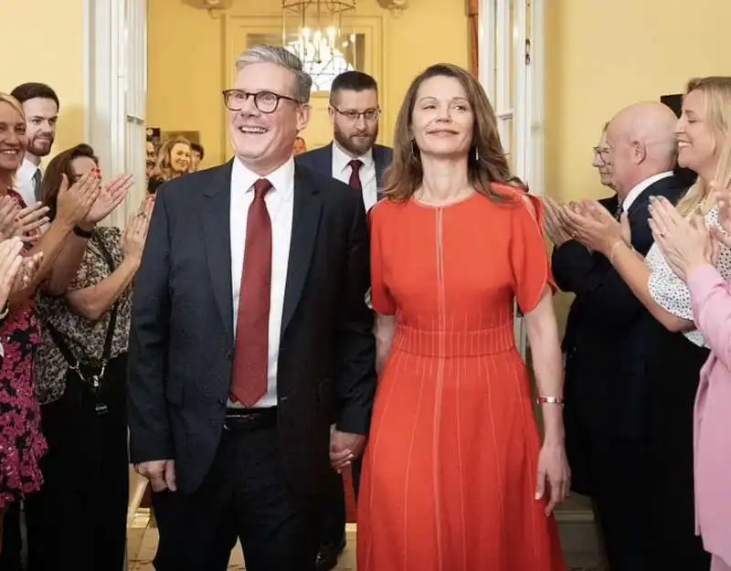 keir starmer e la moglie victoria entrano a downing street 1