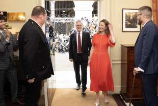 keir starmer e la moglie victoria entrano a downing street