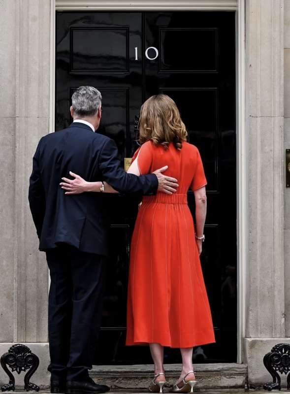 keir starmer e la moglie victoria entrano a downing street.